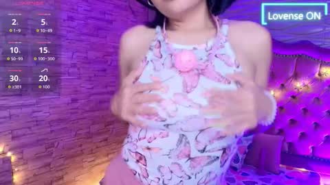 roxanne_han online show from December 4, 11:56 am