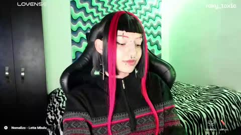 Roxy Independient model Help me to reach 50 thumbs up online show from March 7, 2:04 am