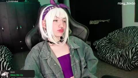 Roxy Independient model Help me to reach 50 thumbs up online show from October 8, 1:43 am