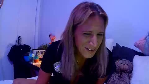 Snapshot of ryeanne25 chatting on October 28, 4:40 am ryeanne25 online show from October 28, 4:40 am