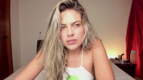 Snapshot of s_u_n_r_i_s_e_e chatting on December 10, 2:38 am Leslie Beltrn online show from December 10, 2:38 am