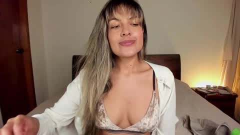 Snapshot of s_u_n_r_i_s_e_e chatting on February 19, 2:44 am Leslie Beltrn online show from February 19, 2:44 am