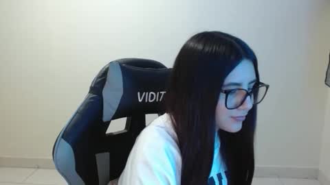 Sahaliefox  online show from November 17, 8:53 pm