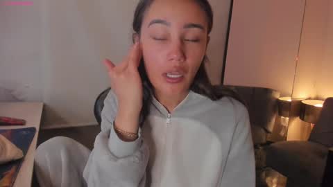 Stefana    or    Samchispas online show from March 8, 1:37 am