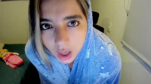 sarah  LIZCANO....... online show from November 26, 10:49 am