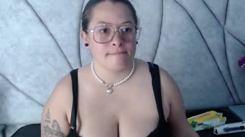 sara_thonson_ online show from December 12, 2:48 am