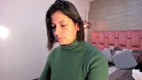 Sarah Deyvis online show from March 10, 1:10 pm