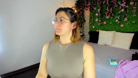 Sarah Deyvis online show from November 24, 3:36 pm