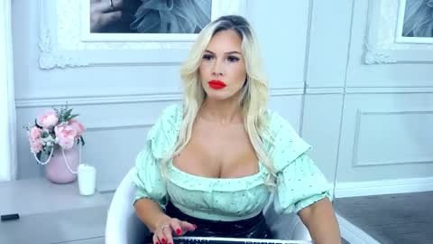 Snapshot of sashavaughn chatting on October 6, 1:39 pm Sasha online show from October 6, 1:39 pm