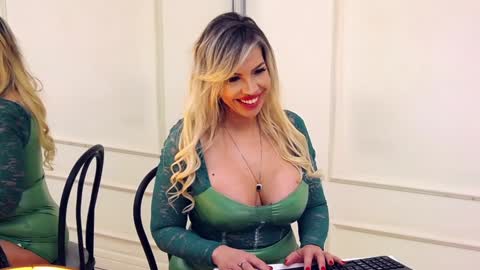 Snapshot of sashavaughn chatting on January 28, 5:00 am Sasha online show from January 28, 5:00 am
