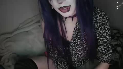 Snapshot of sc4r3d_v4mp chatting on December 8, 6:01 am Scary online show from December 8, 6:01 am