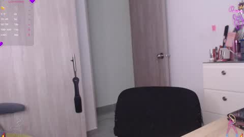 Scarlett Thumb up please help me 100 its important online show from February 11, 11:39 pm