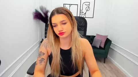 Snapshot of selenaemoore chatting on October 3, 4:17 am selenaemoore online show from October 3, 4:17 am