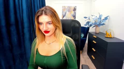 Snapshot of selenaemoore chatting on September 18, 4:55 am selenaemoore online show from September 18, 4:55 am