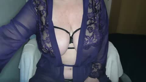Snapshot of sensual_cris chatting on January 3, 8:43 am CRIS  online show from January 3, 8:43 am