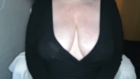 Snapshot of sensual_cris chatting on February 6, 9:22 am CRIS  online show from February 6, 9:22 am