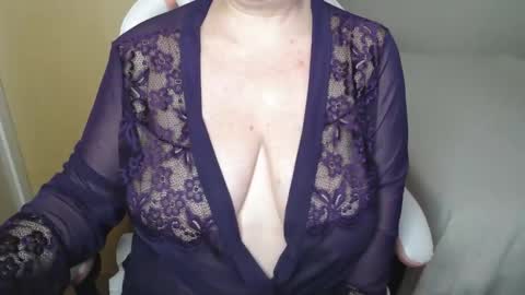 Snapshot of sensual_cris chatting on October 24, 2:02 pm CRIS  online show from October 24, 2:02 pm