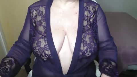 Snapshot of sensual_cris chatting on October 18, 8:17 am CRIS  online show from October 18, 8:17 am