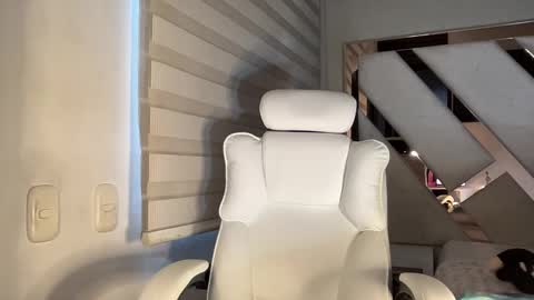 Snapshot of sensual_little_angel chatting on December 17, 10:32 pm Nataly online show from December 17, 10:32 pm