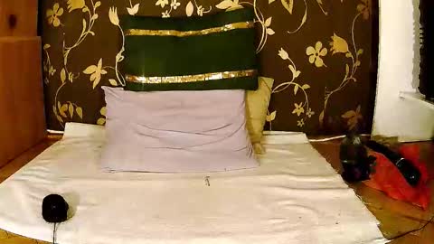 Snapshot of sexymayagold chatting on October 21, 5:33 am Squirty Maya Gold online show from October 21, 5:33 am