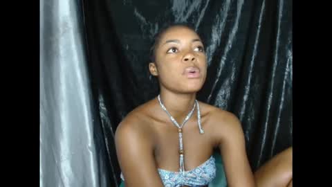 Snapshot of sexyxbunnyxx chatting on October 22, 12:43 pm Blue online show from October 22, 12:43 pm