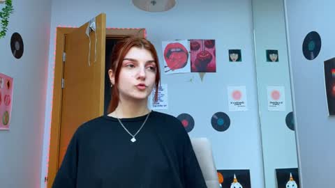 Snapshot of shybella_girl chatting on December 8, 11:46 am Bella online show from December 8, 11:46 am