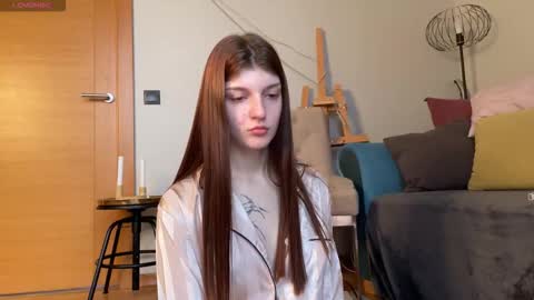 Snapshot of shybella_girl chatting on October 9, 6:50 am Bella online show from October 9, 6:50 am