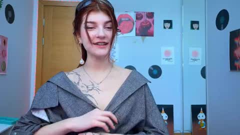 Snapshot of shybella_girl chatting on December 4, 7:50 am Bella online show from December 4, 7:50 am