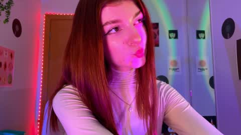 Snapshot of shybella_girl chatting on December 5, 6:43 am Bella online show from December 5, 6:43 am