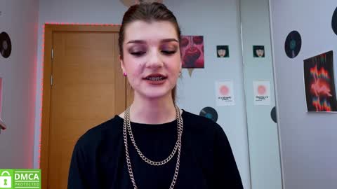 Snapshot of shybella_girl chatting on January 23, 8:36 am Bella online show from January 23, 8:36 am