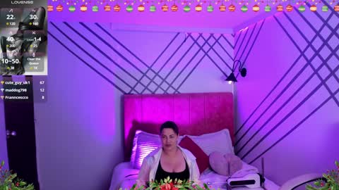 Mia online show from December 15, 4:04 pm