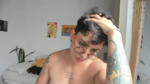 Snapshot of simone_4201 chatting on December 6, 8:28 pm Sim. online show from December 6, 8:28 pm