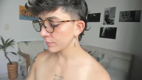 Snapshot of simone_4201 chatting on December 28, 4:20 pm Sim. online show from December 28, 4:20 pm