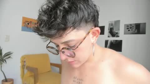 Snapshot of simone_4201 chatting on January 20, 6:43 pm Sim. online show from January 20, 6:43 pm