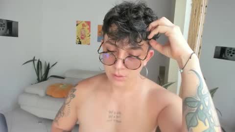 Snapshot of simone_4201 chatting on December 3, 7:22 pm Sim. online show from December 3, 7:22 pm