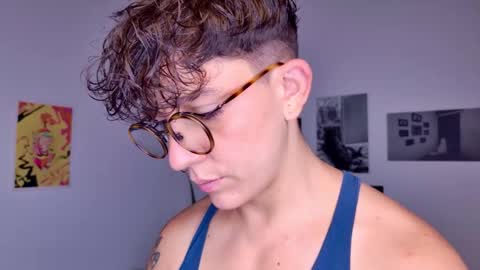 Snapshot of simone_4201 chatting on September 25, 5:11 pm Sim. online show from September 25, 5:11 pm