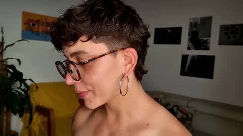 Snapshot of simone_4201 chatting on February 18, 12:49 pm Sim. online show from February 18, 12:49 pm