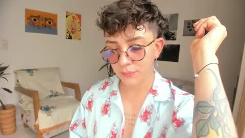 Snapshot of simone_4201 chatting on December 20, 8:01 pm Sim. online show from December 20, 8:01 pm