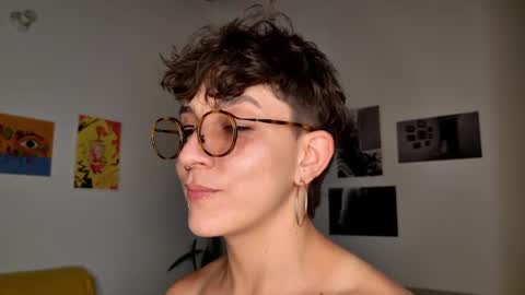 Snapshot of simone_4201 chatting on February 17, 10:05 pm Sim. online show from February 17, 10:05 pm