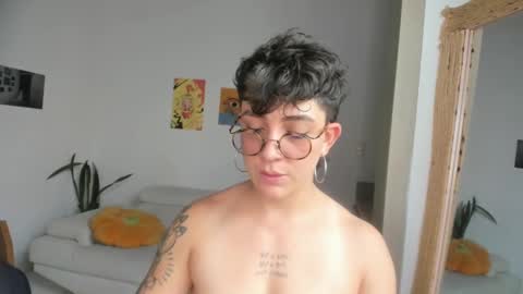 Snapshot of simone_4201 chatting on December 7, 6:04 pm Sim. online show from December 7, 6:04 pm