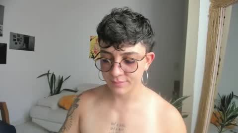 Snapshot of simone_4201 chatting on December 2, 5:57 pm Sim. online show from December 2, 5:57 pm