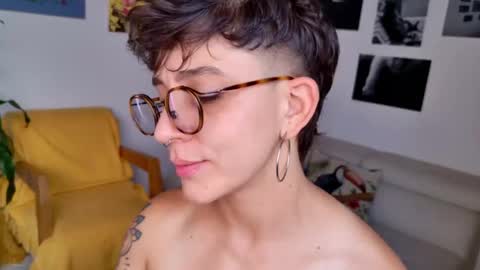 Snapshot of simone_4201 chatting on February 21, 9:32 pm Sim. online show from February 21, 9:32 pm