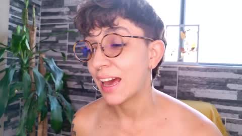 Snapshot of simone_4201 chatting on March 11, 2:29 pm Sim. online show from March 11, 2:29 pm