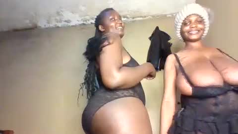 Snapshot of sining_angels chatting on October 31, 7:56 am Mariona online show from October 31, 7:56 am