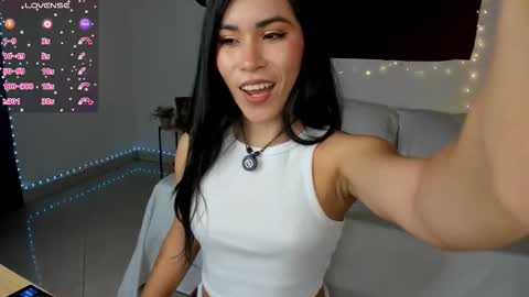 Snapshot of skinny_loren chatting on October 14, 1:30 am Loren Moreno online show from October 14, 1:30 am