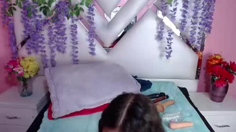Snapshot of skinnyhorny_ chatting on December 20, 3:25 am  SKINNYHORNY   online show from December 20, 3:25 am