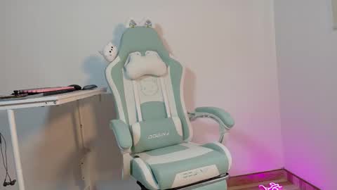 Snapshot of skye_nerdy chatting on September 17, 12:14 pm SKYE. online show from September 17, 12:14 pm