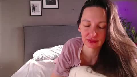 Snapshot of smalltittsbigsoul chatting on February 21, 5:56 am Anna no bbbbybybbabebyy just Anna. And dont call me mom please. online show from February 21, 5:56 am