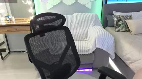 smilym online show from March 9, 1:35 am