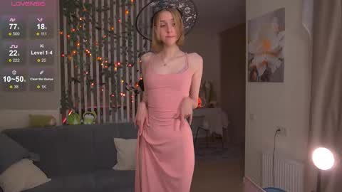Snapshot of sofiapure18 chatting on October 23, 7:42 pm Sofia Help me overcome shynes with 100 thumbs up online show from October 23, 7:42 pm